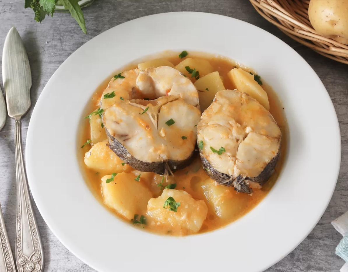 Ensalada de pimientos asados atún y huevo con guiso de merluza y patatas